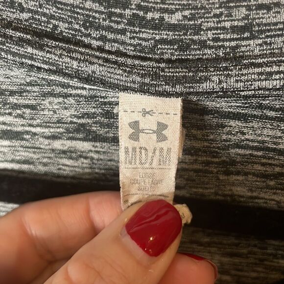 👕 Women’s Under Armour V-Neck Tee - Size Medium - Picture 3 of 4